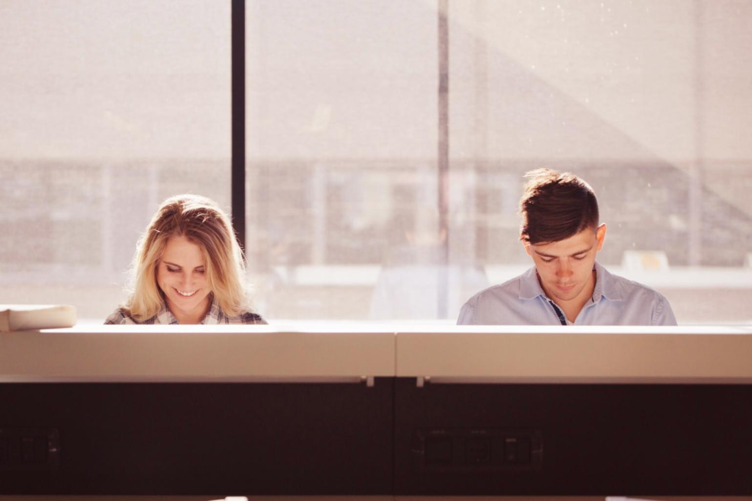 Analyse approfondie de documents financiers et graphiques d'investissement