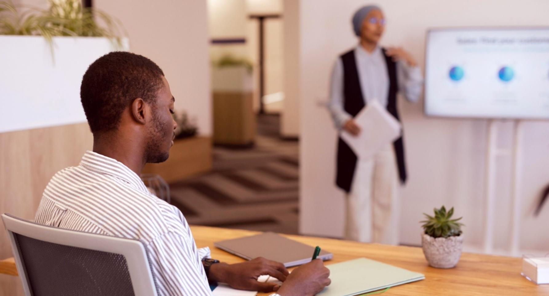 Environnement d'apprentissage collaboratif avec analyse financière en groupe