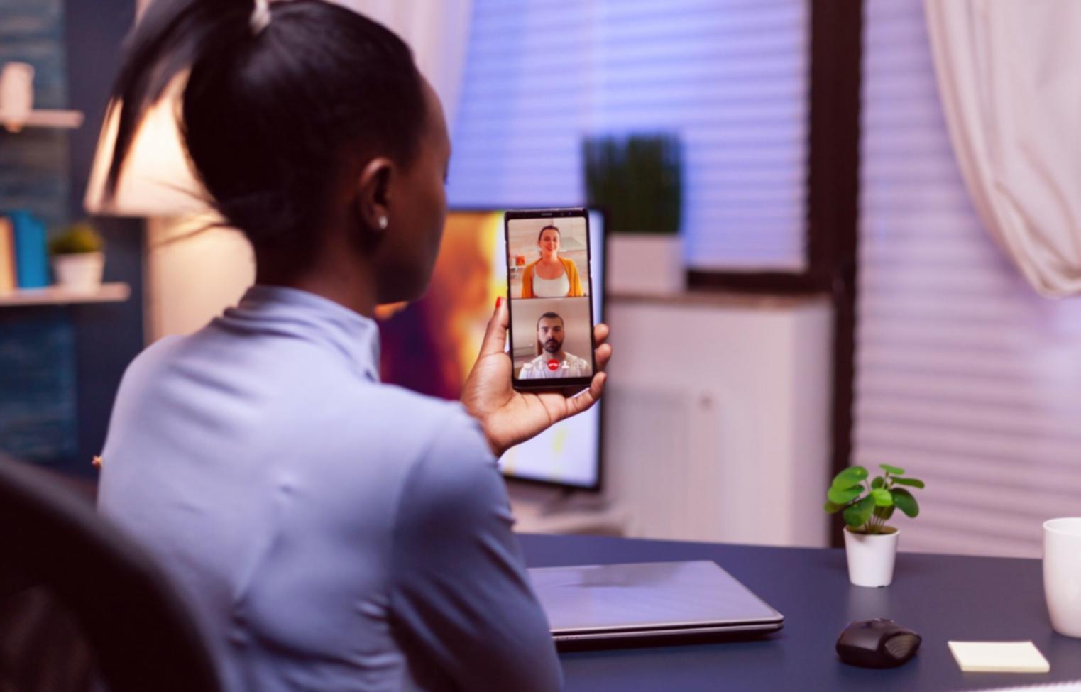 Salle de formation valynthera équipée pour l'analyse des marchés financiers