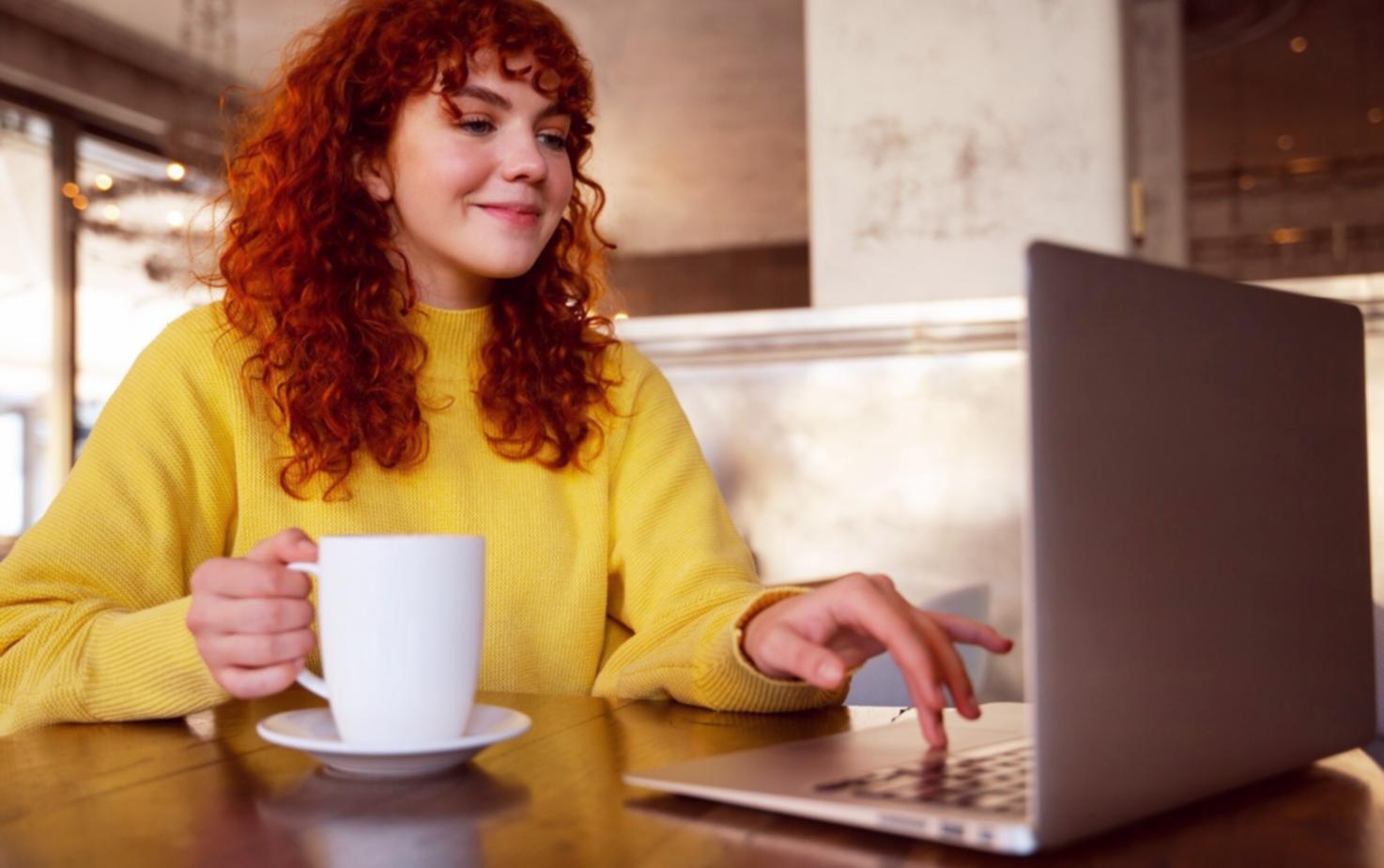 Espace de travail d'analyste financier avec données de marché